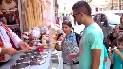 شاهد .. بائع أيس كريم يجذب زبائنه بخفة يده المذهلة