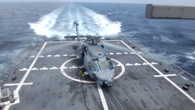 Sikorsky SH-60 se prepara para despegar de la F105 Cristóbal Colón