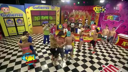 Meseritos modelando en su baile