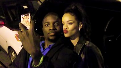 Rihanna Insists Fan To Click SELFIE