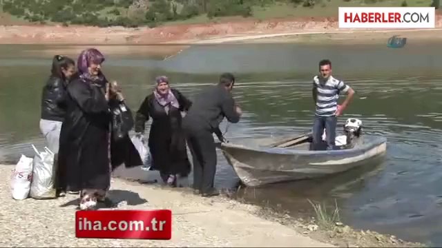 Baraj Suları Köy Yolunu Yuttu, Ulaşım Sandalla Sağlanıyor
