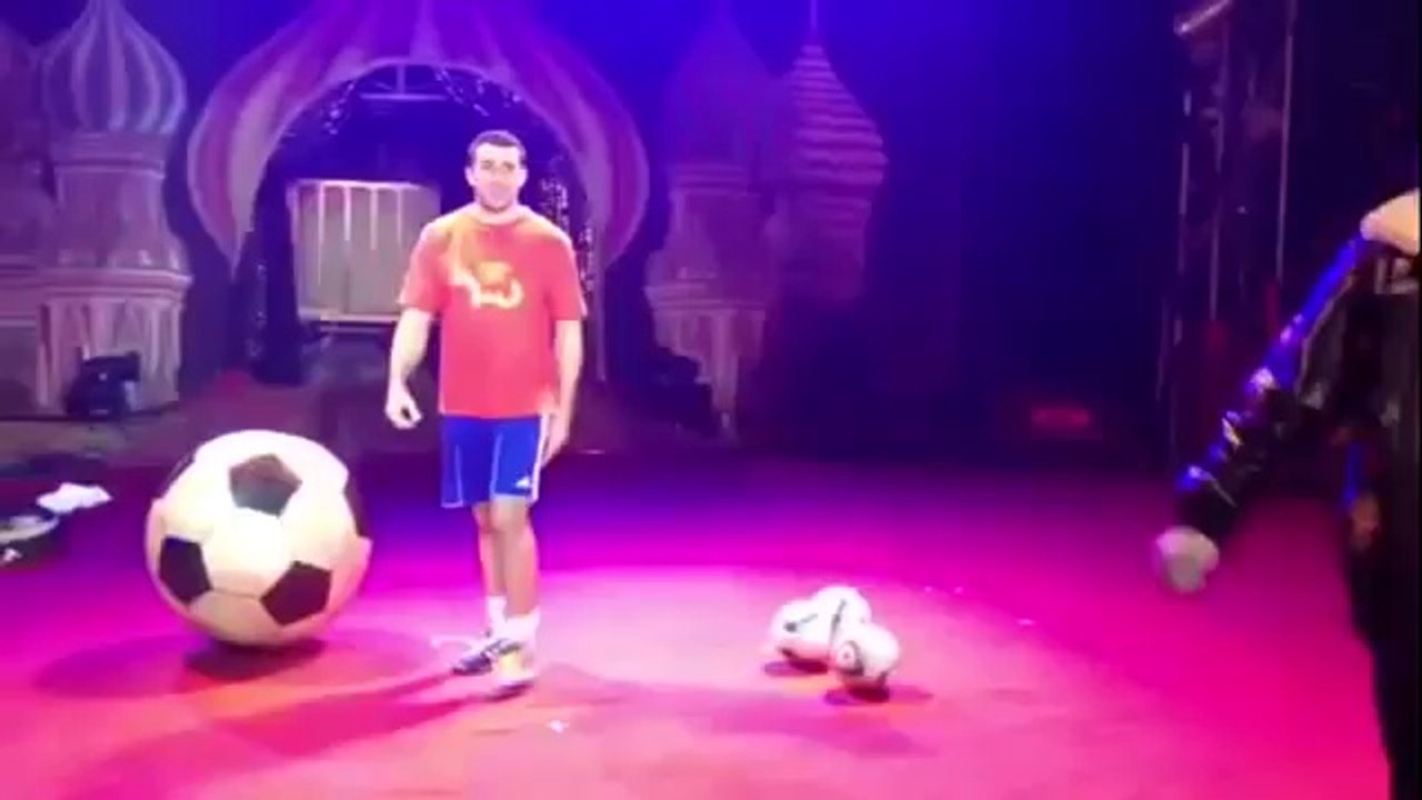 Zhora Oganisyan, record du monde de jongles en équilibre