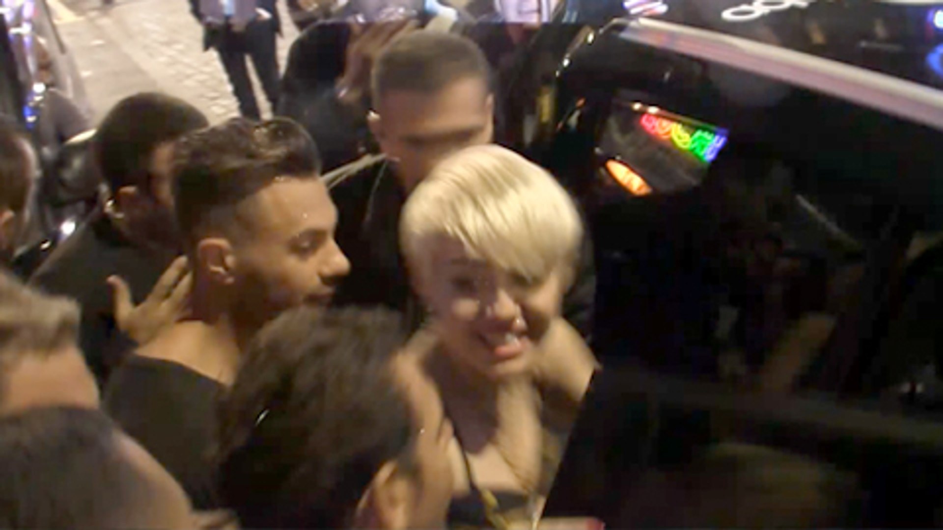 OMG Miley Cyrus MOBBED By MEDIA And FANS In UK