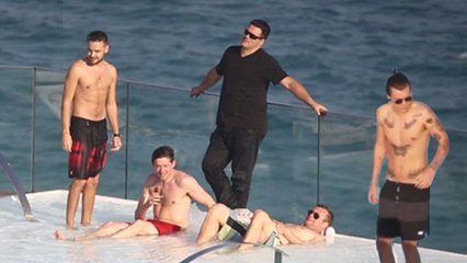 One Direction SHIRTLESS At The Pool - VIDEO