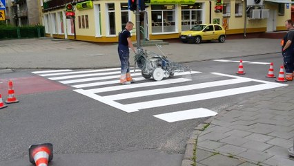 Malowanie przejść dla pieszych w Oliwie / StaraOliwa.pl