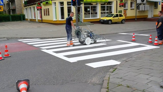 Malowanie przejść dla pieszych w Oliwie / StaraOliwa.pl