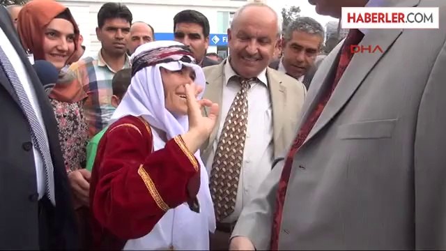 Görme Engellileri Anlamak İçin Vali Yardımcısı Gözlerini Bantla Kapatarak Yürüdü