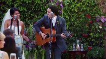 Un duo de mariés fait une chanson pour leur propre mariage avec leur groupe US... Trop bon!