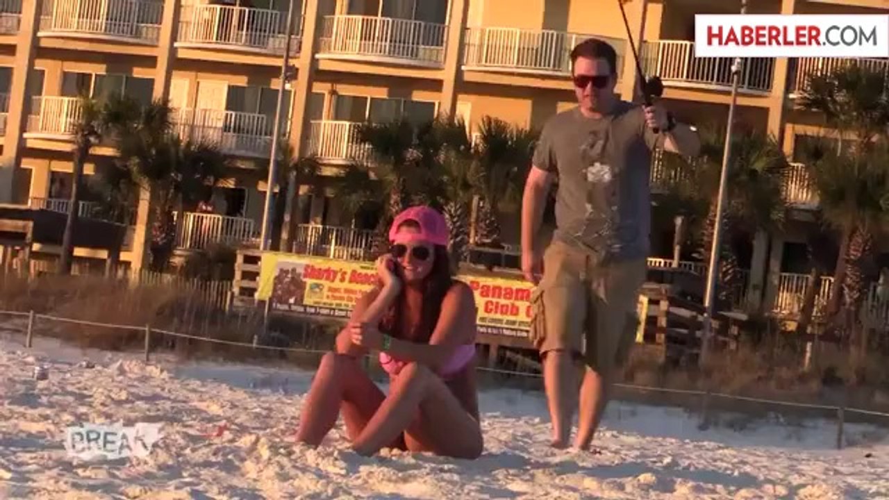 Sahilde Yapılan Dev Örümcek Şakası