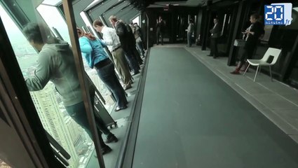 Penché dans le vide depuis le 94e étage d'un gratte-ciel