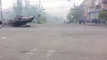 Un tank détruit une barricade en Ukraine