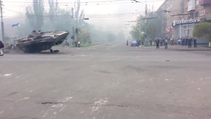 Un tank détruit une barricade en Ukraine