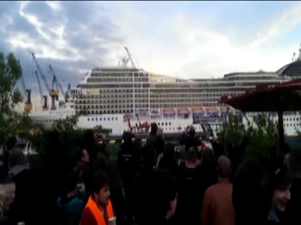 Un bateau de croisière joue "seven army nation" avec sa sirène!