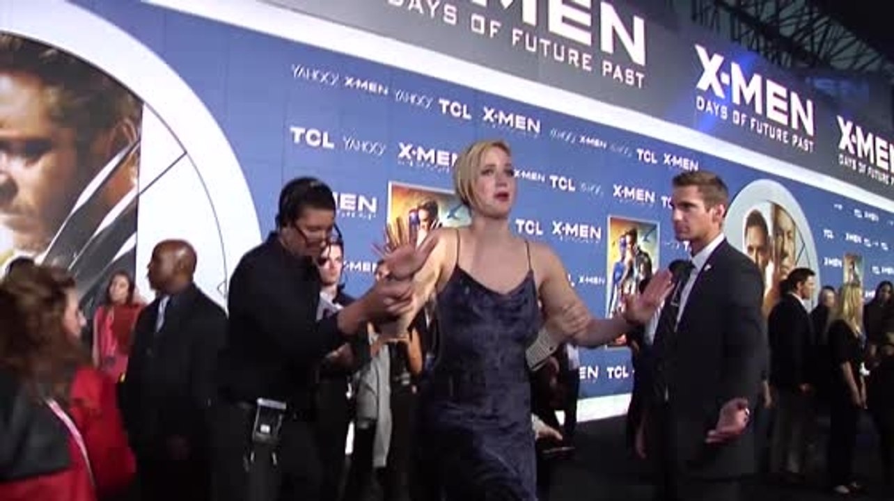 Jennifer Lawrence gerät ins Schwanken, bei der X-Men: Zukunft ist Vergangenheit Premiere.
