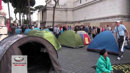 Movimenti per la casa, i manifestanti montano tendopoli a piazza Venezia