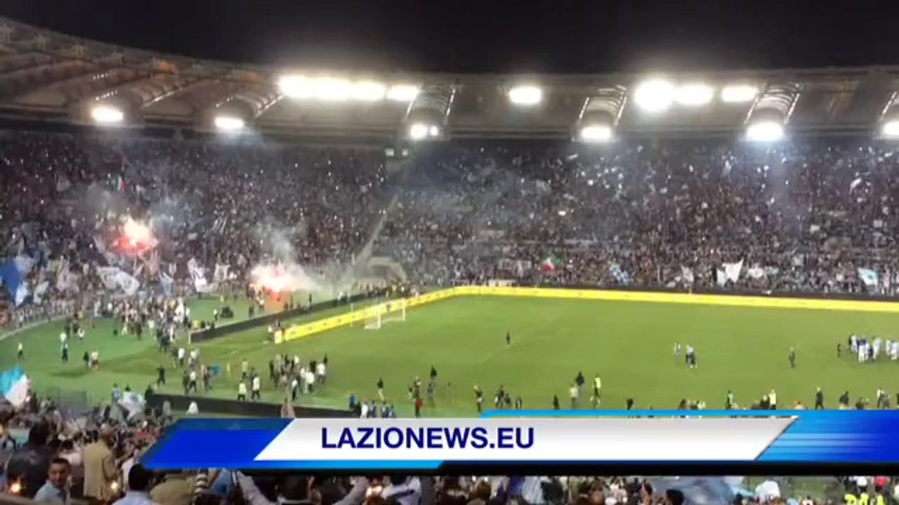 Di Padre in Figlio- Il commovente saluto dell'Olimpico con la fiaccolata sulle note di 'Vola Lazio Vola'