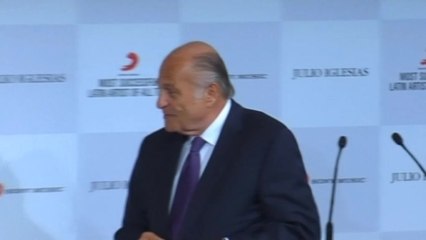 Julio Iglesias receives 'Most Successful Latin Artist' award