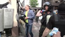 Video: Anti-govt protesters form human corridor, beat police in Donetsk