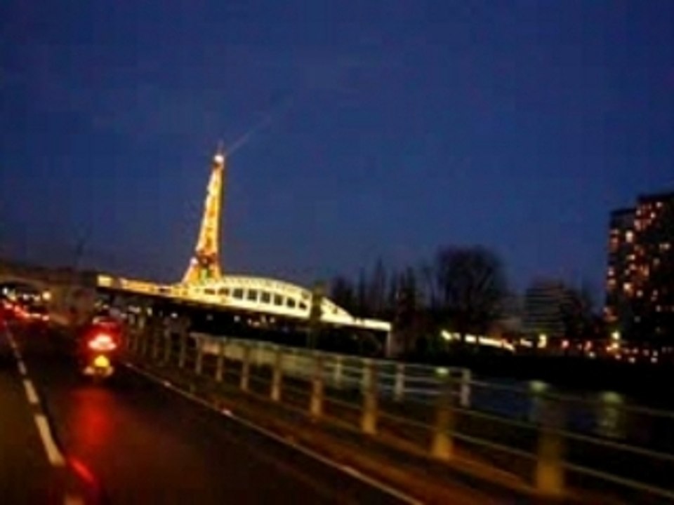 la tour eiffel a mise sa robe de princes