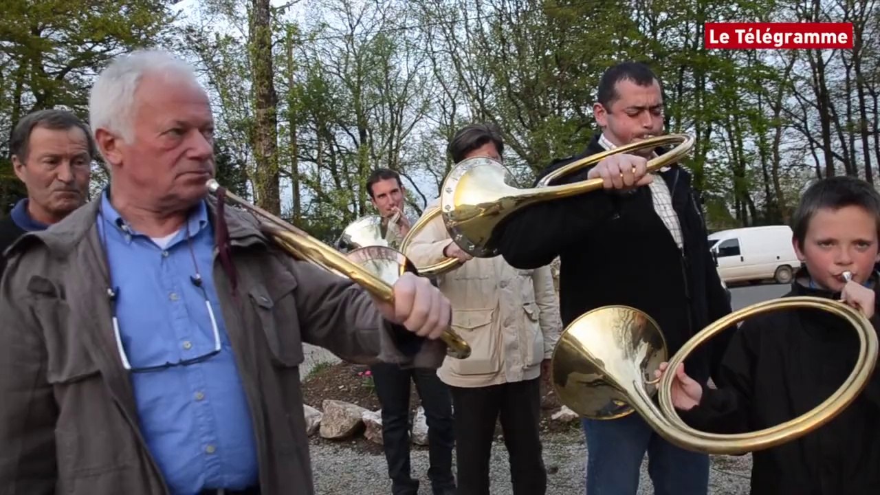 Plourin-les-Morlaix. Les sonneurs de trompe de chasse en répétition