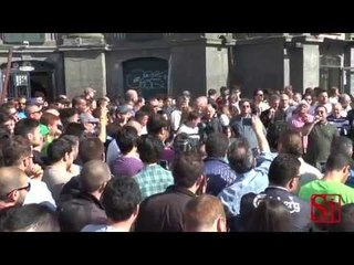 Скачать видео: Napoli - Scontri di Roma, tifosi in piazza Dante per Ciro Esposito (11.05.14)