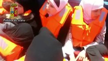 Sicilia - Il video di un migrante che fa arrestare due scafisti (12.05.14)