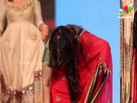 OMG! Actress Poonam Dhillon Falls Down on Ramp!! | Hot Latest News | Vikram Phadnis, CPAA