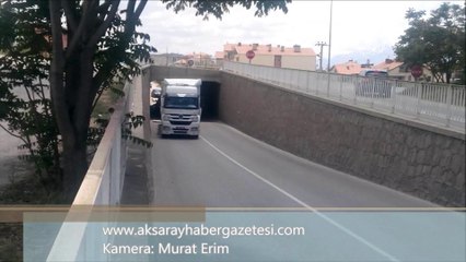 Tır Alt Geçitten Geçemedi