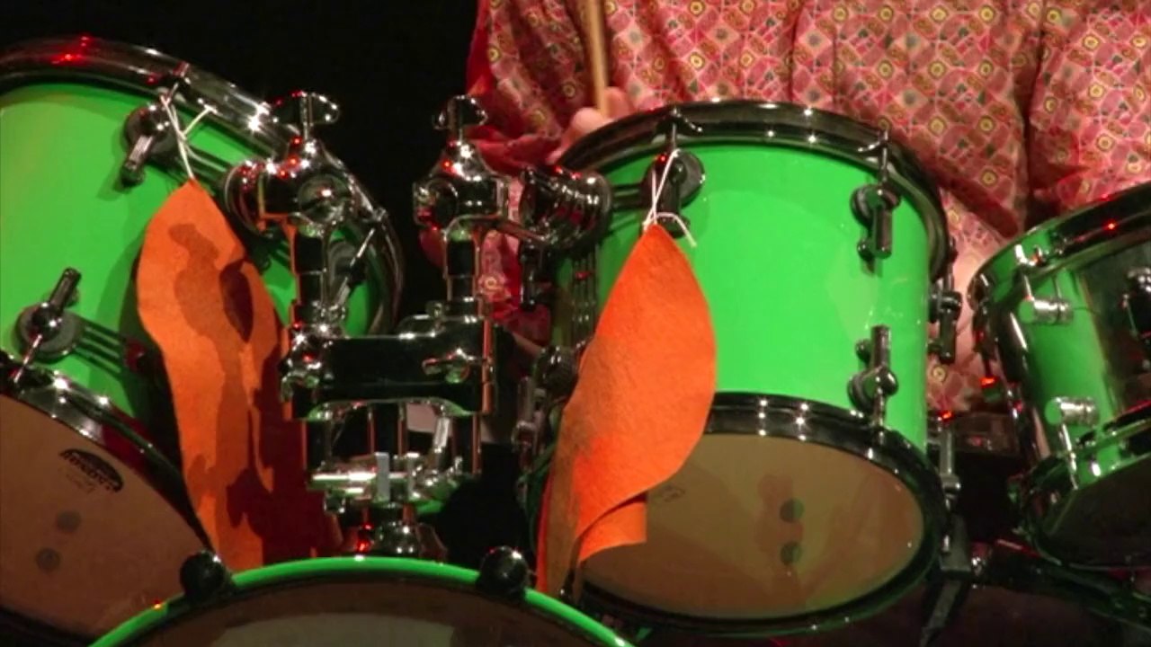 IGNM SOIREE 5.12.2013 - Christoph Brunner spielt «Schwingkreis» für Snare solo mit zwei selbstspielenden Trommeln von Wolfgang Heiniger