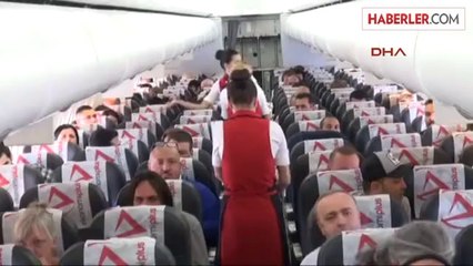 Uçak Mutfağında Model Var