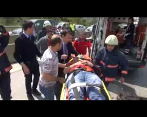 Yaralı sürücüye elleriyle gölge yaptılar