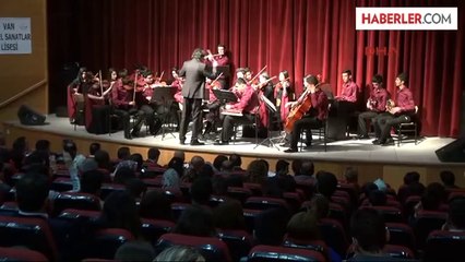Van'lı Öğrenciler Hakkari'de Konser Verdi
