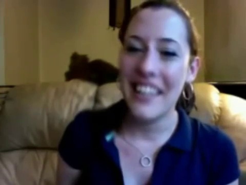 Fille rigole avec un visage déformé sur Photo Booth