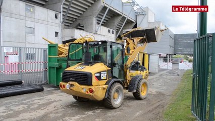 Guingamp. Ballet de machines avant la pose du terrain synthétique