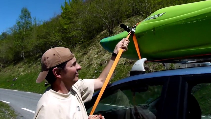 30 secondes et 1 sangle pour attacher son kayak sur le toit de sa voiture -  Vidéo Dailymotion