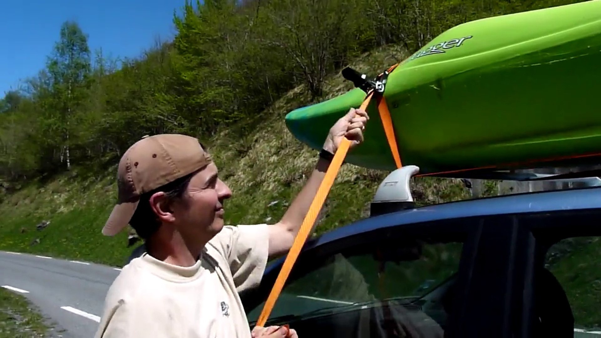 30 secondes et 1 sangle pour attacher son kayak sur le toit de sa voiture -  Vidéo Dailymotion
