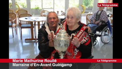 EA Guingamp. Du haut de ses 102 ans, la marraine du club a brandi la Coupe de France