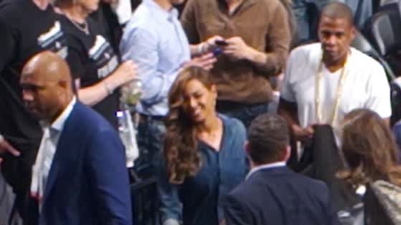 Jay-Z und Beyonce lächeln, trotz des Angriffs