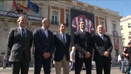 Sol espera la Champions con camisetas gigantes del Real Madrid y del Atlético