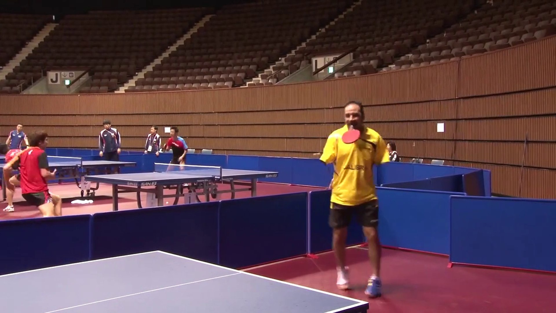 ⁣Un Handicapé joue au tennis de table sans ses mains! Incroyable