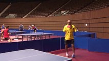 Un Handicapé joue au tennis de table sans ses mains! Incroyable