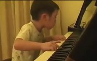 Incredibile Bambino prodigio al pianoforte