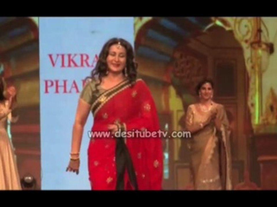 Poonam Dhillon falls on the Ramp at Vikram Phadnis's Fashion Show