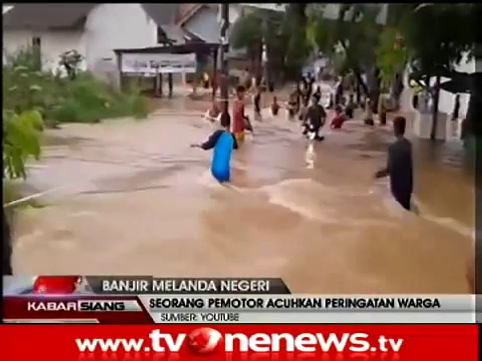 Nekat, Detik - Detik Pengendara Motor Terseret Arus Banjir di Bekasi