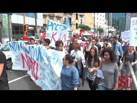 Napoli - Corteo degli studenti contro le prove invalsi (13.05.14)