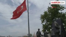 Kadıköy'de Dev Türk Bayrağı Yarıya İndirildi