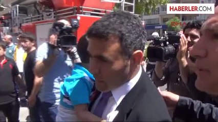 4 Yaşındaki Oğluyla 7'nci Kattan Atlamaya Kalkıştı