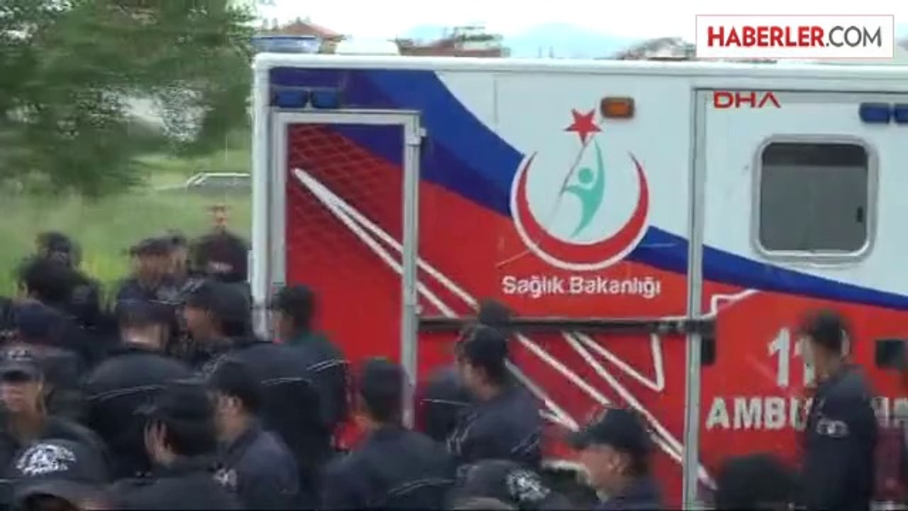 Manisa Kırkağaç Ölen İşçilerin, Soğuk Hava Deposu Önünde Bekleyen Yakınları Fenalık Geçirdi