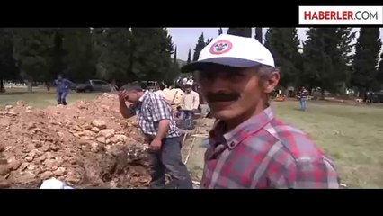 Ölen Madenciler İçin Mezarlar Kazılıyor