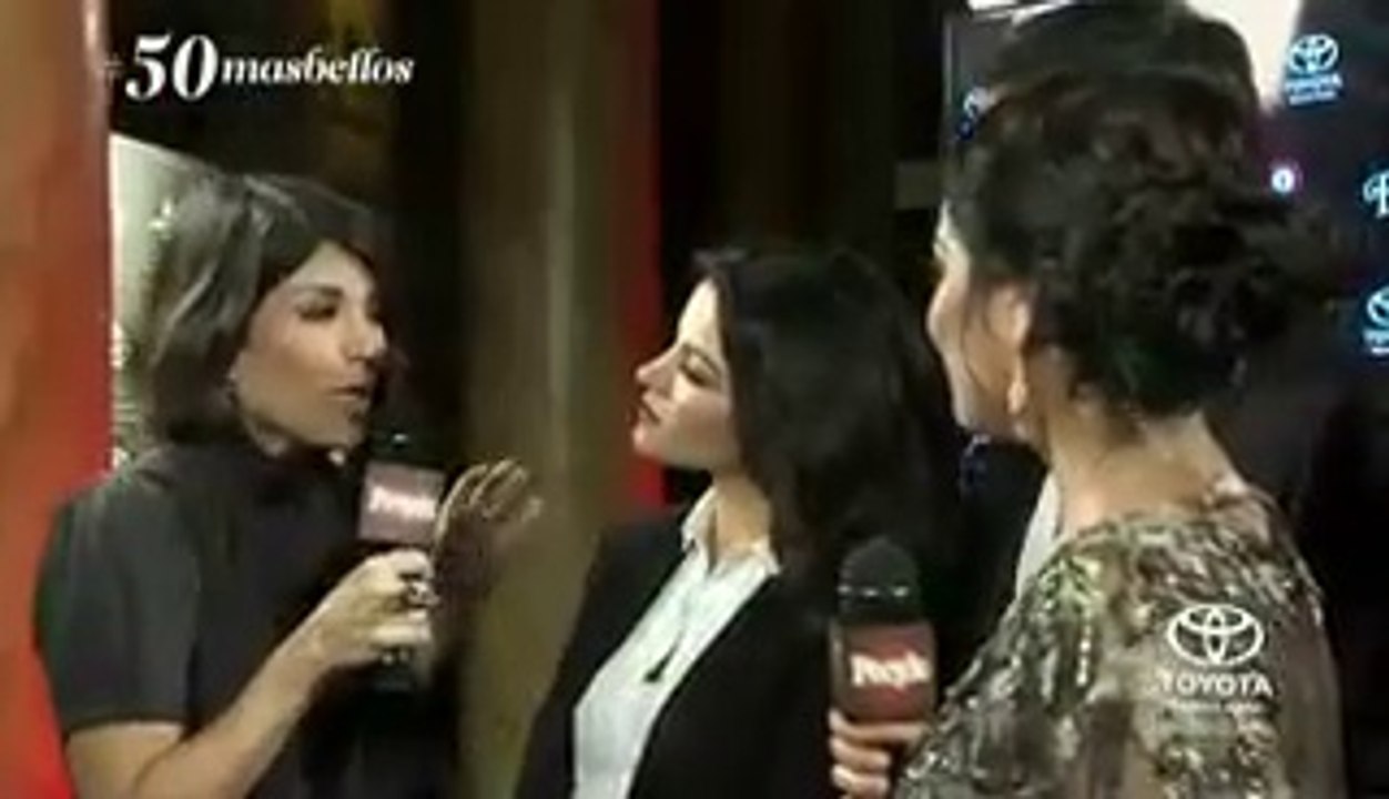 Maite Perroni [@MaiteOficial] y Daniel Arenas alfombra 50+Bellos 2014